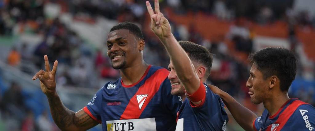 El colombiano ‘Almanaque’ González anotó un ‘hat-trick’ para la victoria del cuadro millonario en el Capriles. El colombiano ‘Almanaque’ González anotó un ‘hat-trick’ para la victoria del cuadro millonario en el Capriles.