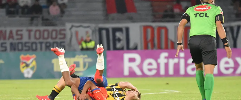 Momento en el que se produjo el choque de cabezas en el partido Wilstermann - The Strongest Momento en el que se produjo el choque de cabezas en el partido Wilstermann - The Strongest