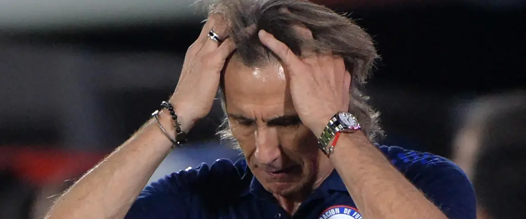 El DT de la selección chilena fue despedido tras la caída de la Roja ante Bolivia en El Alto. El DT de la selección chilena fue despedido tras la caída de la Roja ante Bolivia en El Alto.