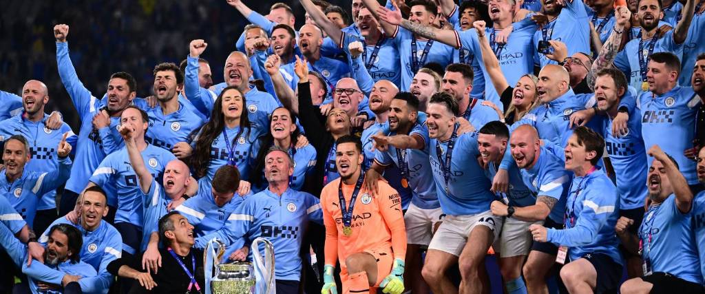 El plantel y cuerpo técnico del club inglés celebraron a todo pulmón el título El plantel y cuerpo técnico del club inglés celebraron a todo pulmón el título