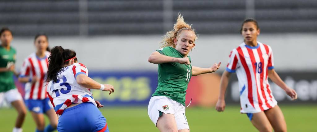 María Martínez (i) de Paraguay disputa el balón con Emilie Doerksen de Bolivia María Martínez (i) de Paraguay disputa el balón con Emilie Doerksen de Bolivia