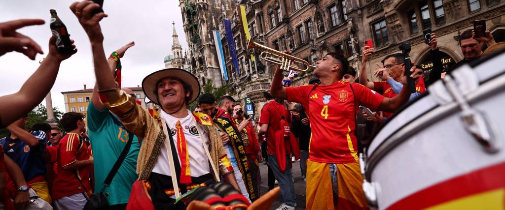 Los aficionados españoles animan al equipo en la plaza Marienplatz antes del partido final de la Liga de Naciones de la UEFA entre Portugal y España en Múnich, Alemania Los aficionados españoles animan al equipo en la plaza Marienplatz antes del partido final de la Liga de Naciones de la UEFA entre Portugal y España en Múnich, Alemania