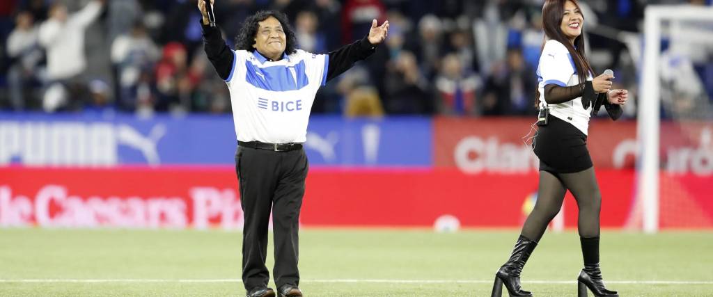 Adrián Chauque fue ovacionado por 20.000 hinchas de Universidad Católica de Chile Adrián Chauque fue ovacionado por 20.000 hinchas de Universidad Católica de Chile
