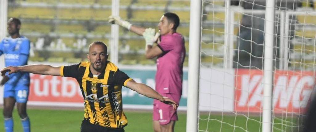 Juan Godoy celebra el gol de la victoria ante Blooming Juan Godoy celebra el gol de la victoria ante Blooming