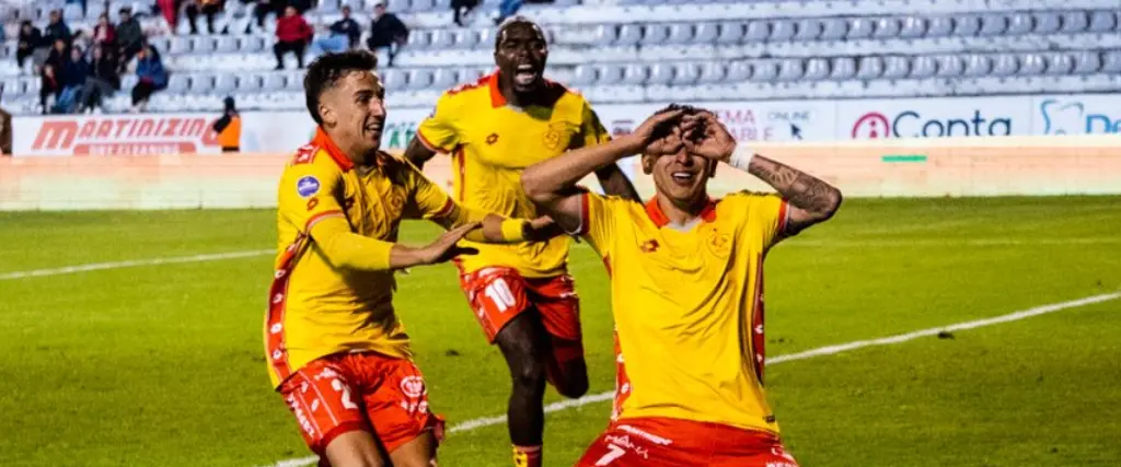 El festejo de Miranda tras anotar su gol El festejo de Miranda tras anotar su gol