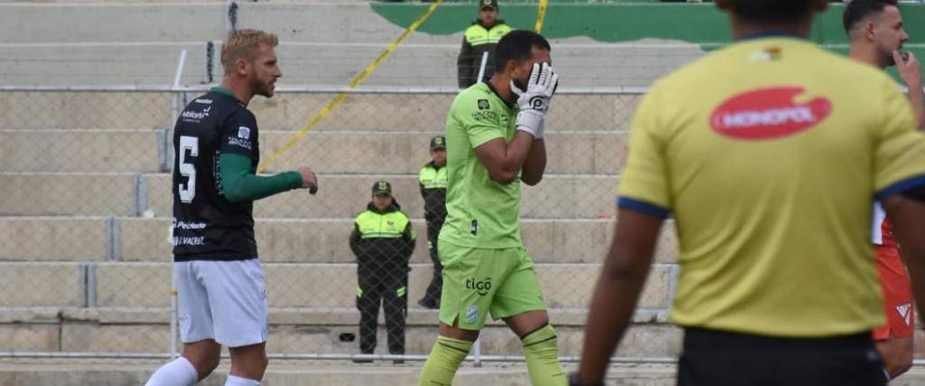 Quiñónez no puede creer la decisión del árbitro de anular el gol de tiro libre de Caire por supuesta falta. Quiñónez no puede creer la decisión del árbitro de anular el gol de tiro libre de Caire por supuesta falta.