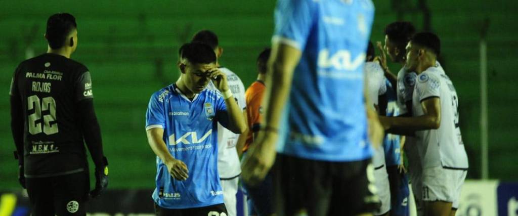 Los jugadores de Blooming terminaron frustrados por el empate 1-1 con Palmaflor. Los jugadores de Blooming terminaron frustrados por el empate 1-1 con Palmaflor.