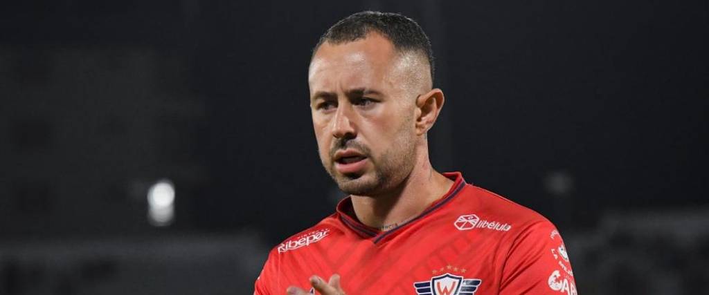 El mediocampista uruguayo rescindió con Wanderers para regresar al fútbol boliviano. El mediocampista uruguayo rescindió con Wanderers para regresar al fútbol boliviano.