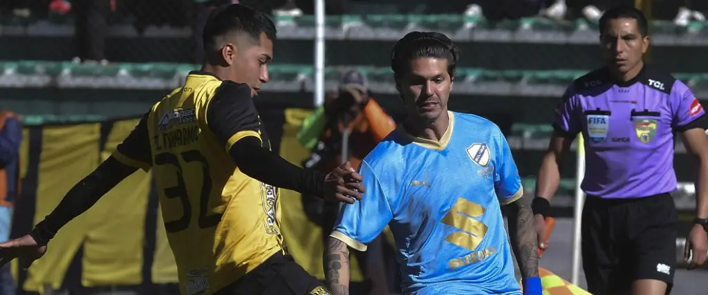 El argentino Patricio Rodríguez se fue expulsado a los 89 minutos tras un codazo a Sebastián Altamirano. El argentino Patricio Rodríguez se fue expulsado a los 89 minutos tras un codazo a Sebastián Altamirano.