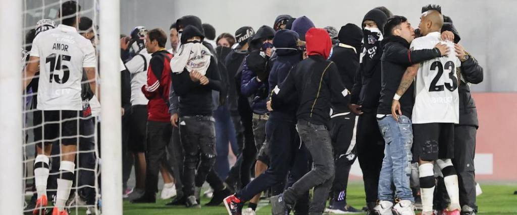El partido entre Colo Colo y Fortaleza fue suspendido porque los hinchas chilenos invadieron la cancha. El partido entre Colo Colo y Fortaleza fue suspendido porque los hinchas chilenos invadieron la cancha.
