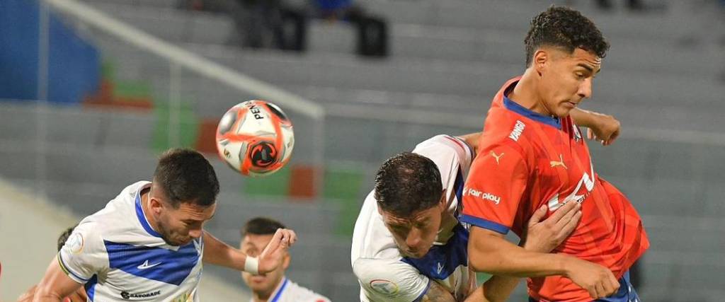 El conjunto aviador se quedó con la victoria por la mínima diferencia en un partido luchado en la Llajta. El conjunto aviador se quedó con la victoria por la mínima diferencia en un partido luchado en la Llajta.