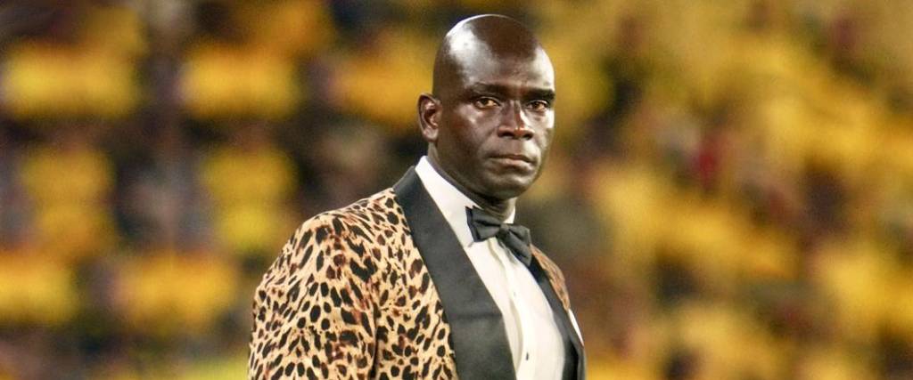 El técnico del Barcelona de Ecuador sorprendió con su traje al estilo ‘animal print’ para el duelo con River. El técnico del Barcelona de Ecuador sorprendió con su traje al estilo ‘animal print’ para el duelo con River.