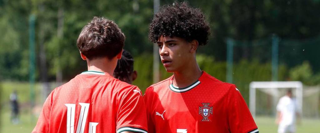 El hijo mayor de Cristiano Ronaldo volvió a ser tomado en cuenta en las categoría juveniles de Portugal. El hijo mayor de Cristiano Ronaldo volvió a ser tomado en cuenta en las categoría juveniles de Portugal.