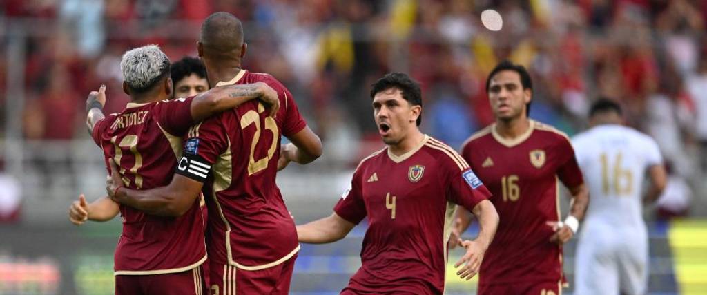 Los jugadores venezolanos festejaron una victoria clave, que los pone a tiro de la clasificación directa. Los jugadores venezolanos festejaron una victoria clave, que los pone a tiro de la clasificación directa.