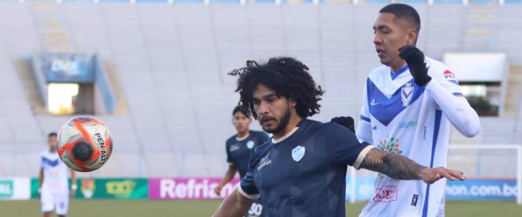 El paraguayo ‘Chito’ Amarilla disputando el balón con Samuel Galindo, que marcó un golazo. El paraguayo ‘Chito’ Amarilla disputando el balón con Samuel Galindo, que marcó un golazo.