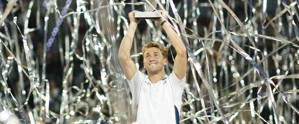 El tenista noruego obtuvo su primer trofeo de un torneo Masters 1000 en su carrera tras ganar en Madrid. El tenista noruego obtuvo su primer trofeo de un torneo Masters 1000 en su carrera tras ganar en Madrid.