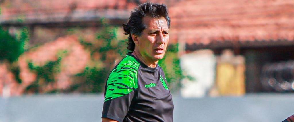 El técnico Álvaro Peña espera conseguir su primera victoria al mando de Oriente, justo en el clásico cruceño. El técnico Álvaro Peña espera conseguir su primera victoria al mando de Oriente, justo en el clásico cruceño.