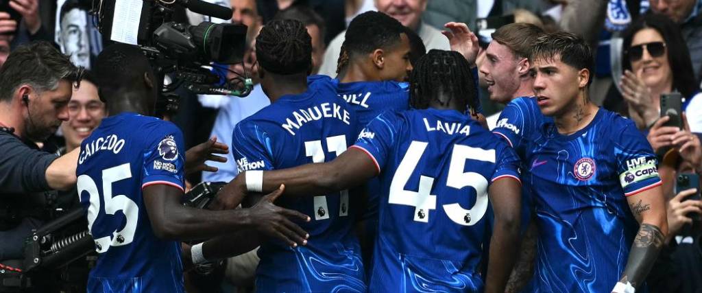 El equipo londinense se impuso por 1-0 para seguir en carrera por clasificar a la Champions League. El equipo londinense se impuso por 1-0 para seguir en carrera por clasificar a la Champions League.