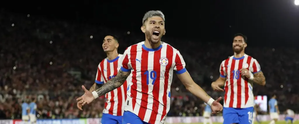 Julio Enciso anotó el 2-0 para la victoria de la Albirroja en condición de local ante el conjunto charrúa. Julio Enciso anotó el 2-0 para la victoria de la Albirroja en condición de local ante el conjunto charrúa.