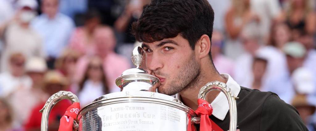 Alcaraz ganó por segunda vez el torneo de Queen’s, siendo el segundo español en hacerlo. Alcaraz ganó por segunda vez el torneo de Queen’s, siendo el segundo español en hacerlo.