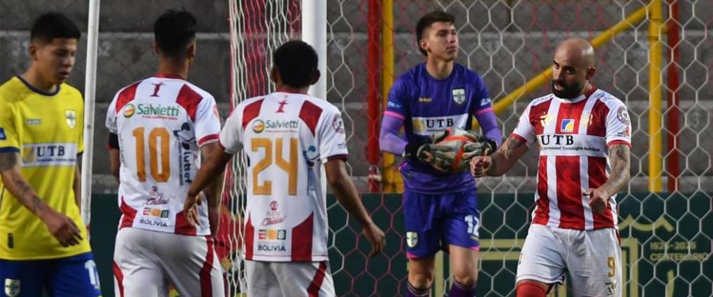 El argentino Óscar Villalba marcó los dos goles para el victoria del conjunto capitalino en El Alto. El argentino Óscar Villalba marcó los dos goles para el victoria del conjunto capitalino en El Alto.