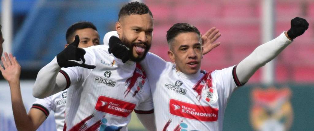 El colombiano Tommy Tobar marcó el primer tanto del compromiso a favor de Nacional Potosí. El colombiano Tommy Tobar marcó el primer tanto del compromiso a favor de Nacional Potosí.