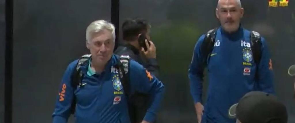 La selección brasileña llegó este lunes por la noche a Santa Cruz a la cabeza del italiano Carlo Ancelotti. La selección brasileña llegó este lunes por la noche a Santa Cruz a la cabeza del italiano Carlo Ancelotti.