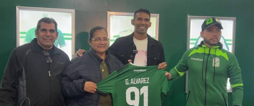 Gilbert Álvarez estuvo acompañado de sus padres al momento de firmar su contrato con Oriente Petrolero. Gilbert Álvarez estuvo acompañado de sus padres al momento de firmar su contrato con Oriente Petrolero.