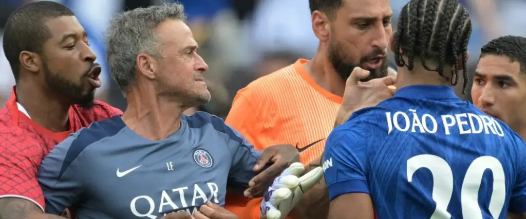 El técnico del PSG agredió al brasileño Joao Pedro tras el pitazo final del árbitro Alireza Faghani. El técnico del PSG agredió al brasileño Joao Pedro tras el pitazo final del árbitro Alireza Faghani.