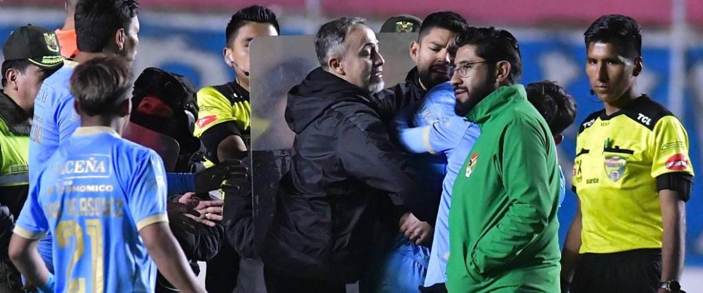 El DT de Bolívar increpó al árbitro Gabriel Mendoza tras el final del partido en el estadio Hernando Siles. El DT de Bolívar increpó al árbitro Gabriel Mendoza tras el final del partido en el estadio Hernando Siles.