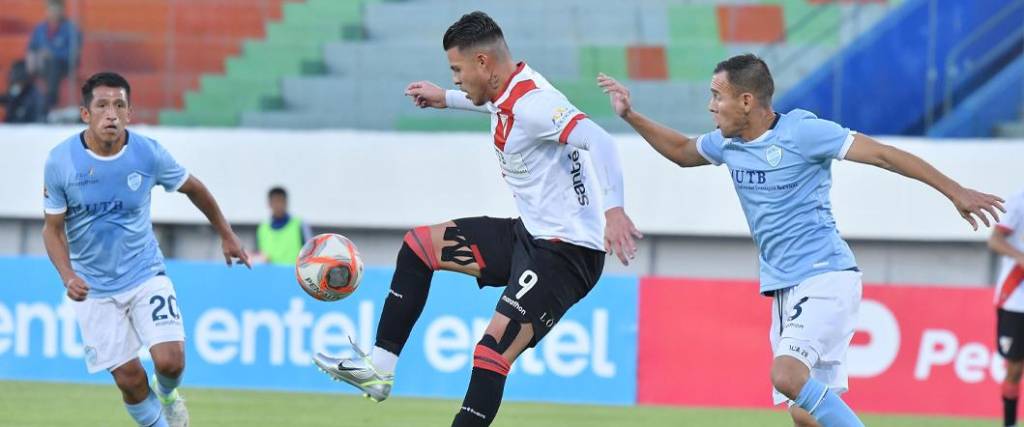 El delantero Roler Ferrufino no pudo marcar diferencia a favor del cuadro alteño en el duelo con Aurora. El delantero Roler Ferrufino no pudo marcar diferencia a favor del cuadro alteño en el duelo con Aurora.