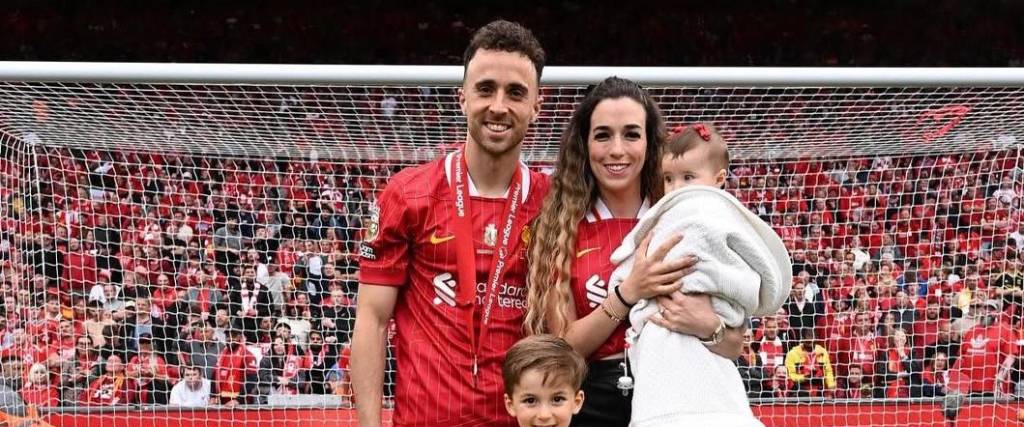 La familia de Diogo Jota será ayudada por el Liverpool con el pago del contrato del fallecido jugador. La familia de Diogo Jota será ayudada por el Liverpool con el pago del contrato del fallecido jugador.