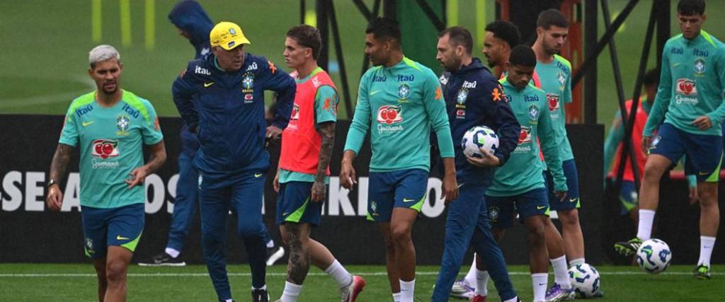La selección brasileña viajará este lunes por la tarde desde Río de Janeiro a la ciudad de Santa Cruz. La selección brasileña viajará este lunes por la tarde desde Río de Janeiro a la ciudad de Santa Cruz.