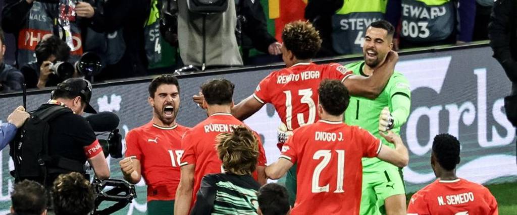 Jugadores de Portugal festejan el campeonato. Jugadores de Portugal festejan el campeonato.