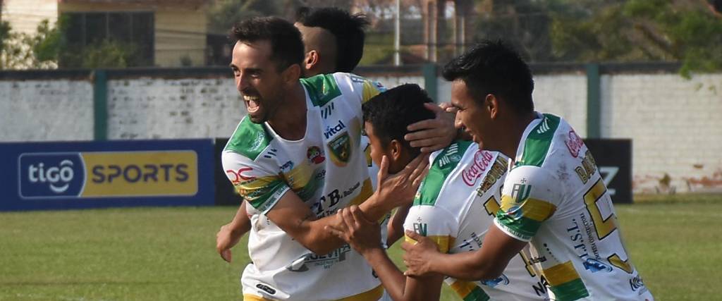 Jugadores de Mamoré celebran el tanto que les dio la victoria Jugadores de Mamoré celebran el tanto que les dio la victoria