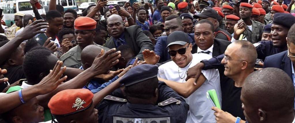 El futbolista francés Kylian Mbappé durante su visita no anunciada a Camerún. El futbolista francés Kylian Mbappé durante su visita no anunciada a Camerún.