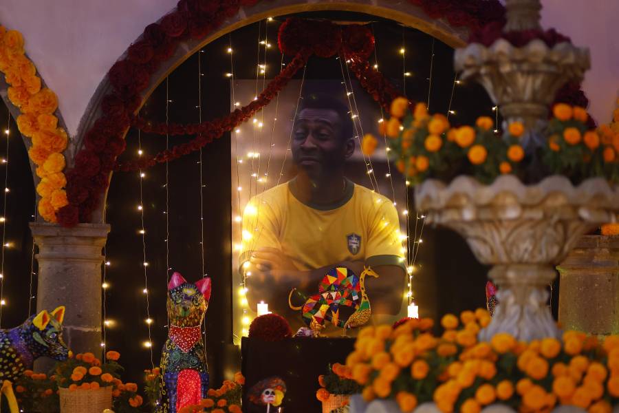 Fotografía de un altar de día de muertos dedicado al ex futbolista brasileño 'Pelé', este miércoles en el palacio municipal de Tlaquepaque (México) Fotografía de un altar de día de muertos dedicado al ex futbolista brasileño 'Pelé', este miércoles en el palacio municipal de Tlaquepaque (México)