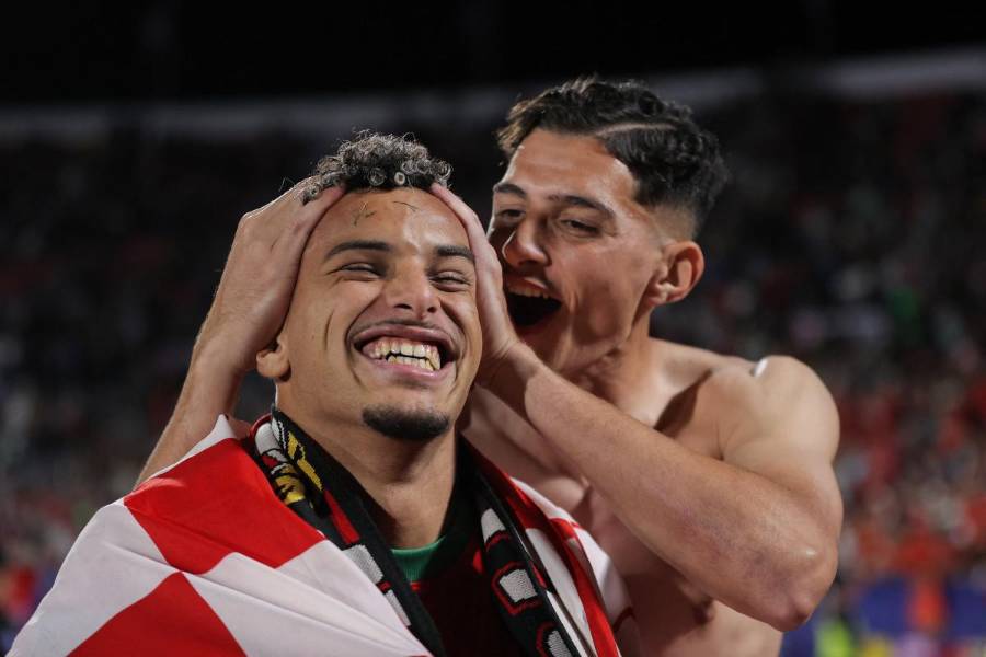 El delantero marroquí Younes El Bahraoui y el portero Ibrahim Gomis celebran la victoria en la final de la Sub-20 El delantero marroquí Younes El Bahraoui y el portero Ibrahim Gomis celebran la victoria en la final de la Sub-20