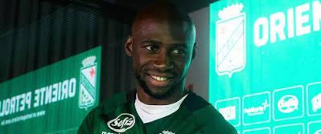 El exdefensor francés Eliaquim Mangala con la camiseta de Oriente Petrolero. 