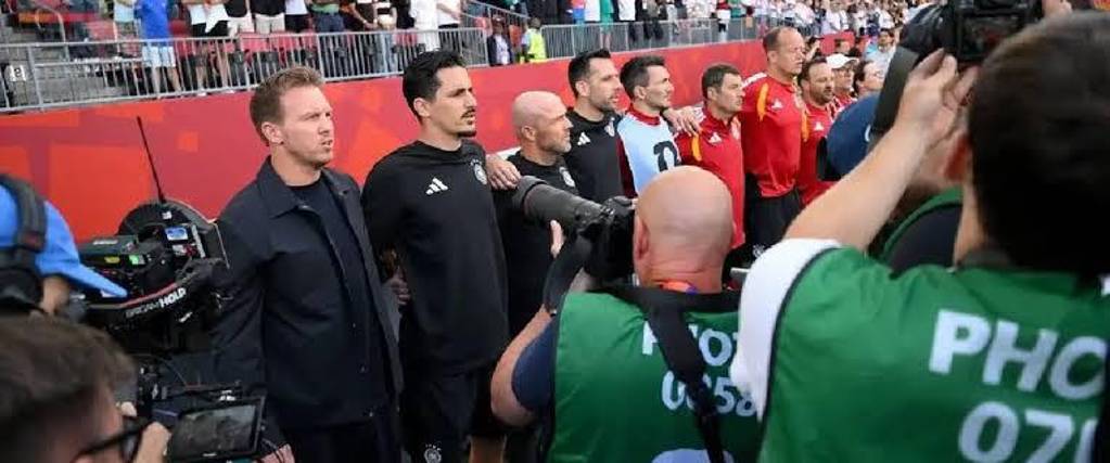 Nageslmann se quejó de los protocolos de los fotógrafos en el momento de la entonación de Himnos.