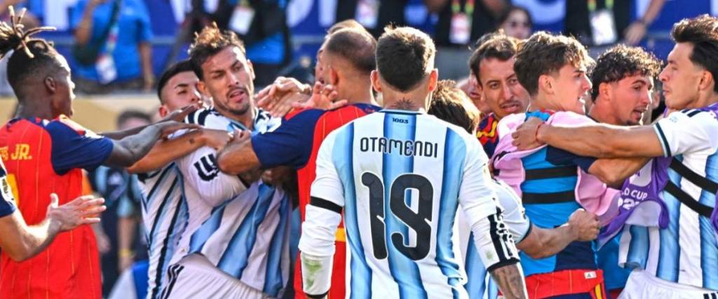 La pelea entre jugadores de Argentina y España en la final de la Copa del Mundo 2026.