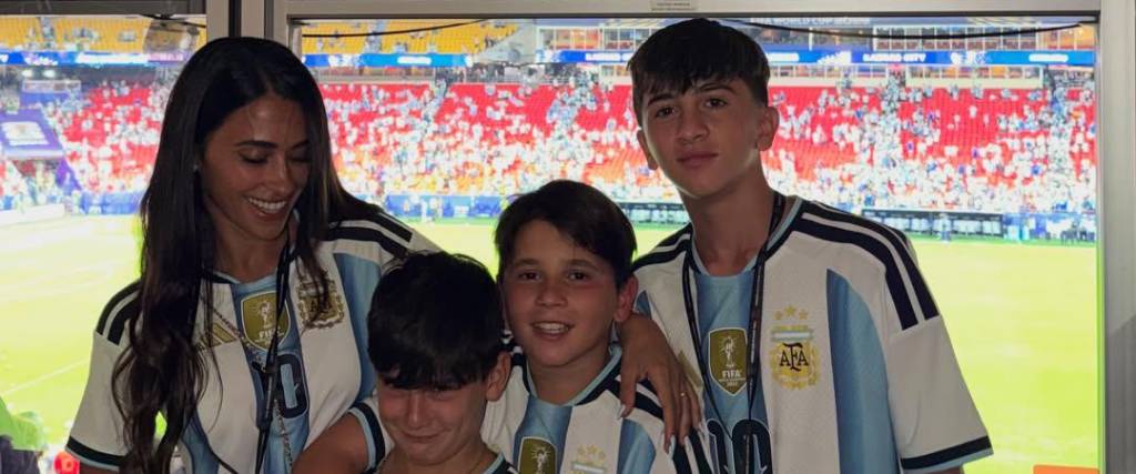 Antonela junto a sus hijos Ciro, Mateo y Thiago Messi