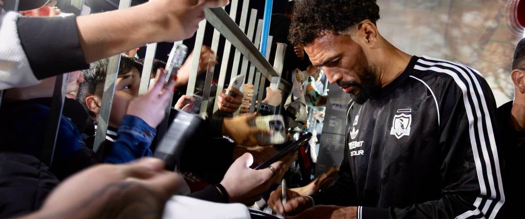 Vozinha firma autógrafos a los hinchas del club Colo Colo. 