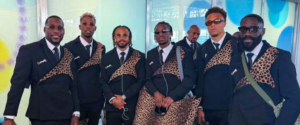 Los jugadores de la selección del Congo llegaron a Houston con una vestimenta típica de su región.