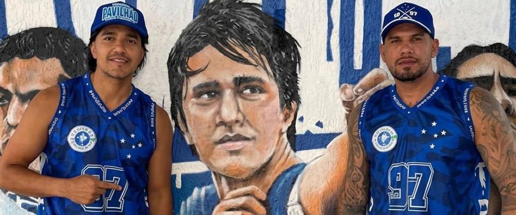 Marcelo Martins (izq.) junto con un hincha del Cruzeiro posan con el mural pintado por la barra brava ‘Mafia Azul’.