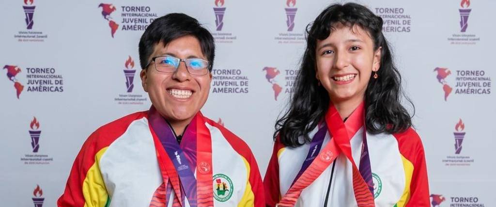 Los ajedrecista bolivianos Maveric Mayta (izq.) e Isabela Kilibarda posan con las medallas ganadas en Santa Fe.