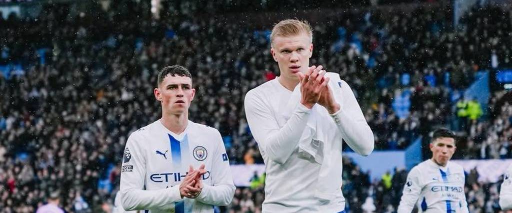 Erling Haaland y Phil Foden del Manchester City tras perder ante Aston Villa. 