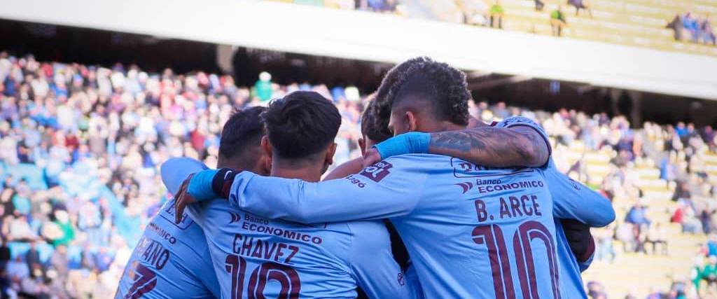 Los jugadores de Bolívar celebran uno de los goles en un anterior partido del torneo boliviano. 