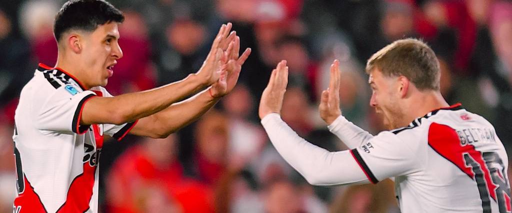 Tomás Galván (izq.), autor de uno de los tres goles recibe la felicitación de su compañero. 