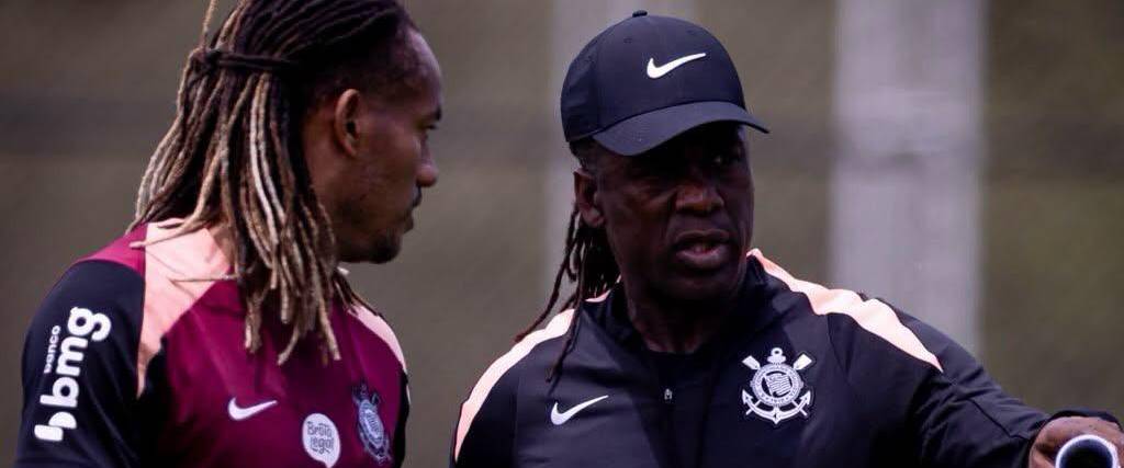 Clarence Seedorf, entrenador del Corinthians (der.), conversa con el peruano André Carrillo. 